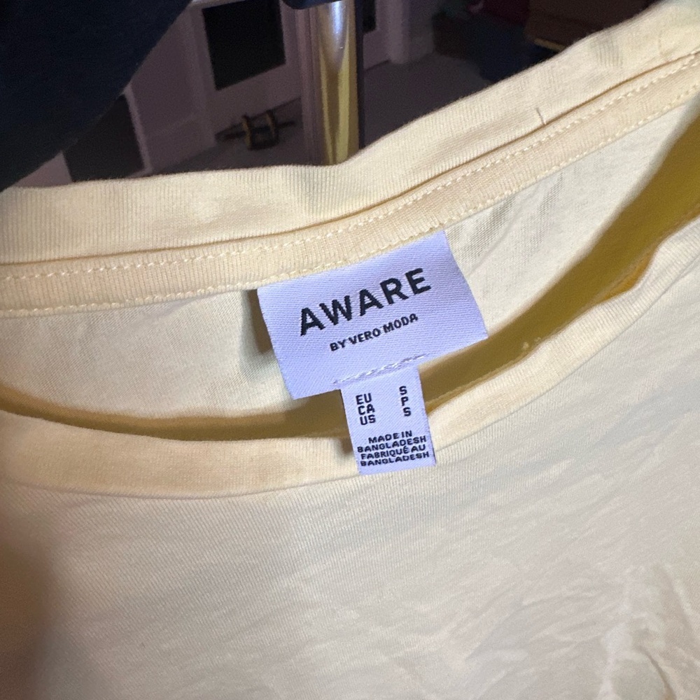 ✨Vero Moda Light Yellow Puff Sleeve Tee | %100 Cotton | Small - Picture 5 of 10